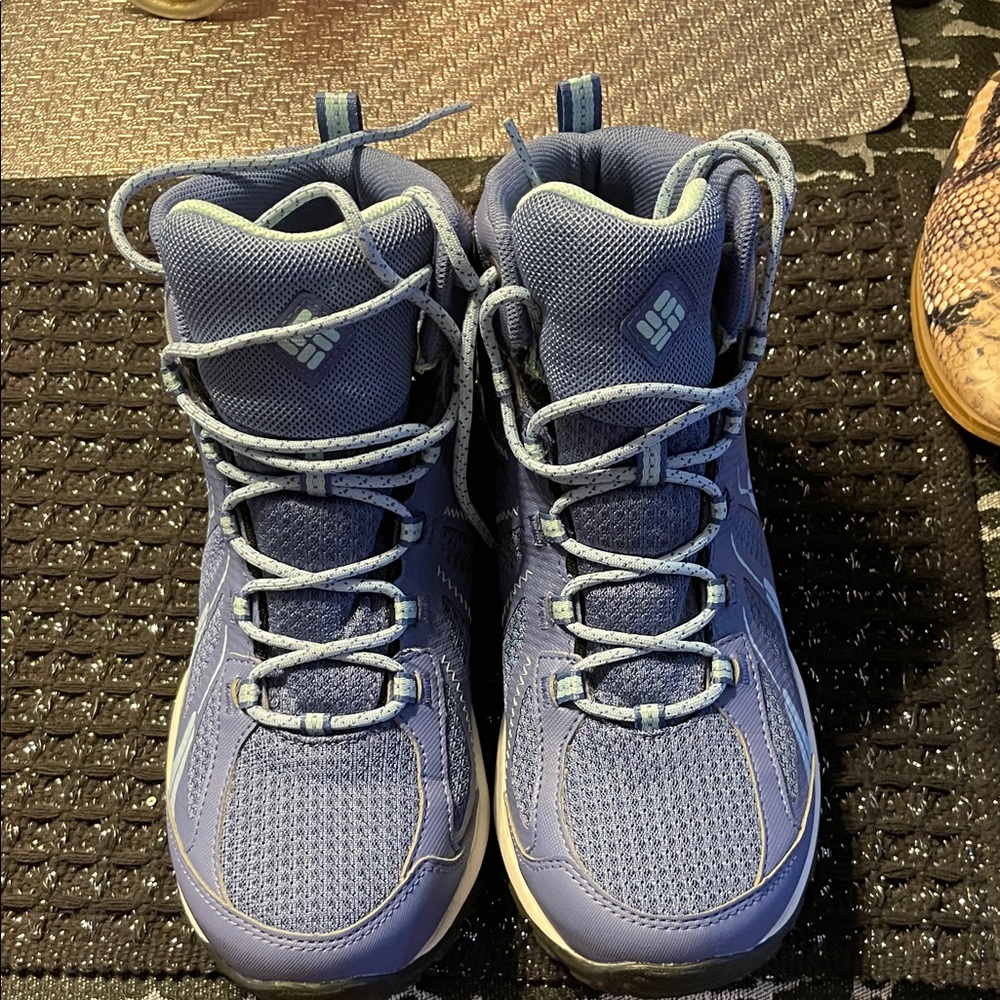 Columbia Women’s Periwinkle Purple  Outdoor hiking Boot/sneaker comfy!